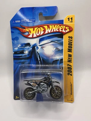 Nuevos modelos Wastelander #11 Hot Wheels 2007 negro con rayas azules y ruedas doradas Foto 1 de 2