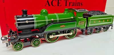ACE TRAINS O Gauge 3-Rail E/3 LNER Green 4-4-0 LOCO 2006 & TENDER Boxed - Image 1 of 4