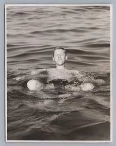 Hombre bañándose - Foto antigua - Imagen 1 de 2