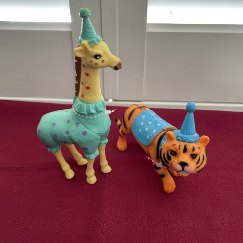 (2) Ankyo Party Farm Circus Animals with Party Hats Sweater Giraffe & Tiger Cover