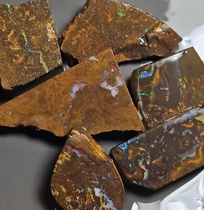 Boulder Opal Rub Parcel Winton Blue Green Pink Matrix Lapidary 631.2 Carat Rough - Foto 1 di 22