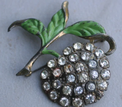 De colección :* PIN DE METAL PARA OLLA ANTIGUA CON FRUTA Y TALLO Y ESMALTE :* 2 3/4 X 2 1/4: Foto 1 de 4