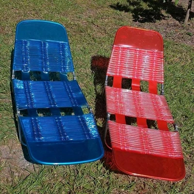 Lote de 2 cadeiras vintage triplas de vinil tubo de geléia lounge praia gramado vermelho e azul - Imagem 1 de 4