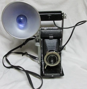 VINTAGE 1950s KODAK TOURIST CAMERA w/ FLASH & BULB - Picture 1 of 7