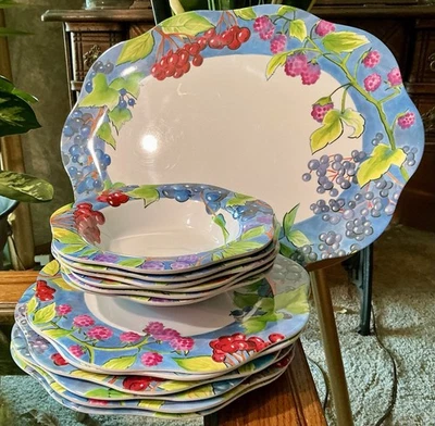 Platos de cena de melamina Trudeau, cuencos, plato para servir - bayas, borde festoneado Foto 1 de 4