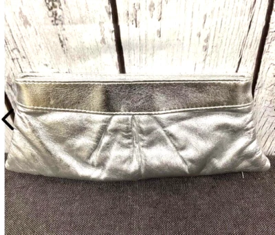 Antiga Bolsa de Coquetel Lauren Merkin Couro “Eve” Prata Metálica Clutch com Bolsa de Pó - Imagem 1 de 4