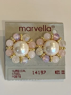 Pendientes de poste perforados con racimo redondo y perlas de imitación Marvella - Nuevos Foto 1 de 3