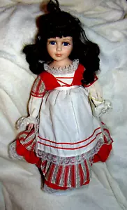 ALBERON PUPPEN "GAYNOR" IN ROT & WEISS WALISISCHEM KLEID ALLES ORIGINAL, ETIKETT, STÄNDER - Bild 1 von 9