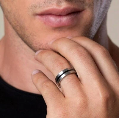 Banda de compromiso a rayas esmaltadas negras brillantes para hombre en oro blanco de 10 quilates Foto 1 de 4