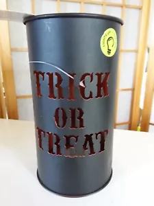 NUEVO CON ETIQUETAS CUBO HALLOWEEN Metal Negro Mate TRUCO O TRATO Luz de té asegurada en el interior - Imagen 1 de 5
