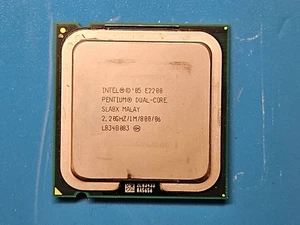 Intel Pentium SLA8X E2200 Dual Core 2.20GHz 800MHz 1MB L2 Socket LGA775 - Picture 1 of 2