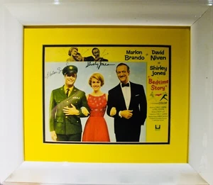 MARLON BRANDO~Rara Autografiada+Enmarcada BEDTIME STORY" Tarjeta de Lobby Original (1964) - Imagen 1 de 3