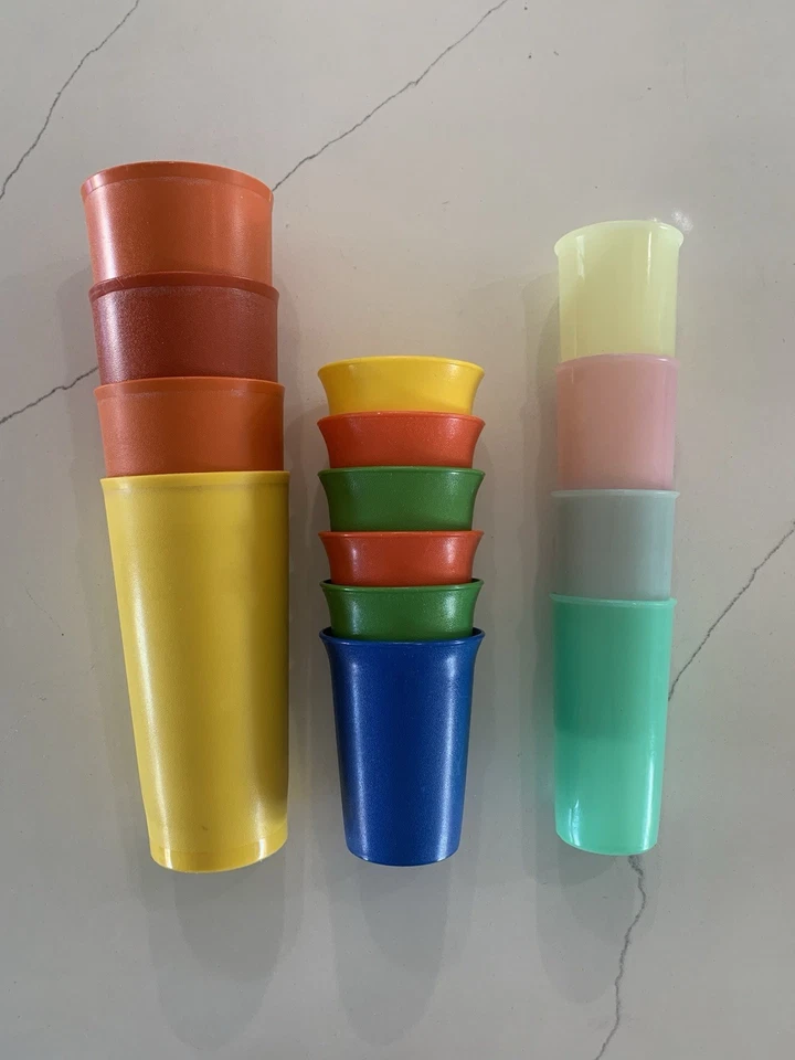 Lote de 14 vasos Tupperware vintage en colores pastel, cosecha y primarios. Foto 1 de 1