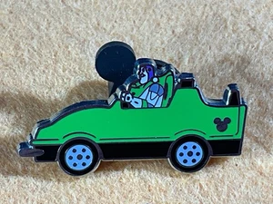 E13-84 DISNEY PIN - BUZZ LIGHTYEAR GREEN CAR / 2008 HIDDEN MICKEY COMPLETER PIN - Bild 1 von 3