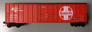 Micro-Trains 02700010 N Santa Fe FMC 50' RIB puerta enchufable lateral para vagón de carga #151923 LN - Imagen 1 de 1