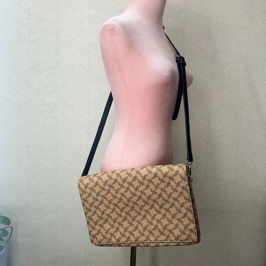 Bolso de mano mensajero French Connection color camel marrón marino en relieve para mujer Foto 1 de 4