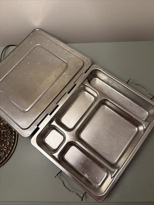 Bandeja de almuerzo dividida de acero inoxidable Pottery Barn Kids caja Bento con tapa PBK Foto 1 de 4