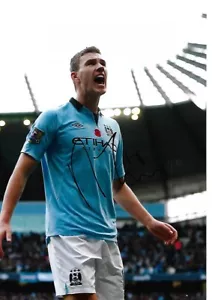 Foto autógrafa firmada a mano de Edin Dzeko 12 x 8 Manchester City certificado de autenticidad - Imagen 1 de 1