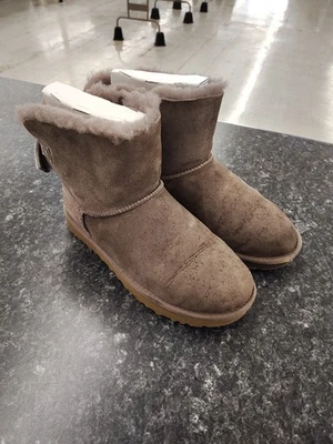 Botas UGG Mini Bailey Bow II Terciopelo Cinta Mujer, Talla 9 - #1092972 Foto 1 de 4