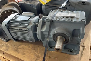 Sew Eurodrive Gearmotor 1.1 KW 240/480 V 1762/15 RPM S67DRN90S4TH - Picture 1 of 4