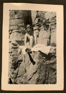Foto vintage inusual de mujer tomando el sol en roca sobre acantilado #4805 - Imagen 1 de 1