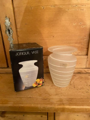 Jarrón Mikasa Blanco Esmerilado Kurata Japón Jonquil Blanco Esmerilado en Caja con Pegatina Foto 1 de 4