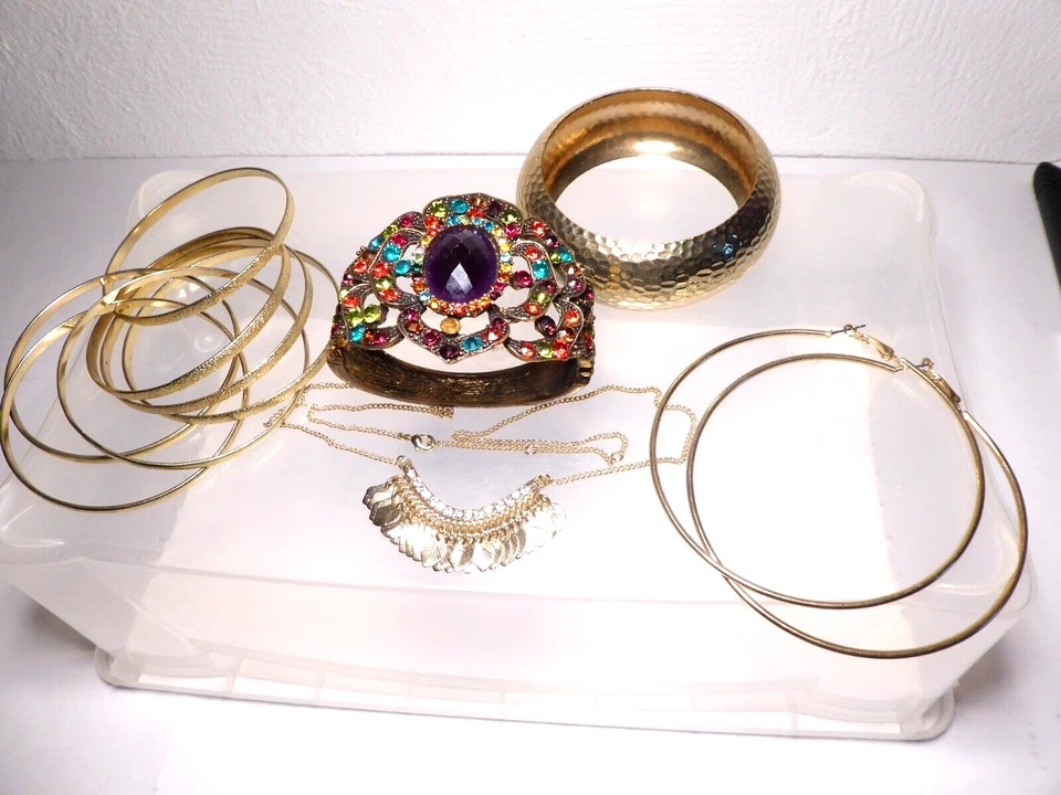 Konvolut Modeschmuck Metall goldfarben Armreifen Collier riesige Creolen Strass - Bild 1 von 4