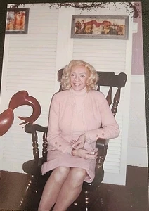 Mary Hartline, At HomeRed Rooster Inn, Hillsboro IL, retirada de Palm Beach. - Imagen 1 de 2