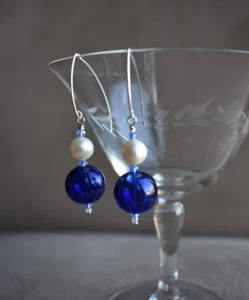 Königsblaue Ohrringe aus mundgeblasenem Glas und Süßwasserperlen, V-förmige Sterling-Drähte - Bild 1 von 9