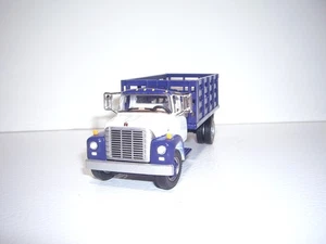 Camión DCP PRIMERA MARCHA 1/64 CABINA BLANCA LADO DE ESTACA AZUL IH LOADSTAR EJE ÚNICO - Imagen 1 de 5