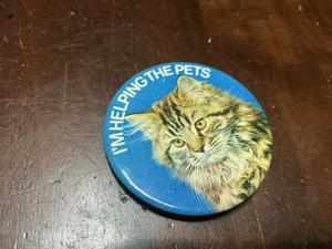 IM HELPING THE PETS PIN BADGE 1980’s PIN CAT - Photo 1/1
