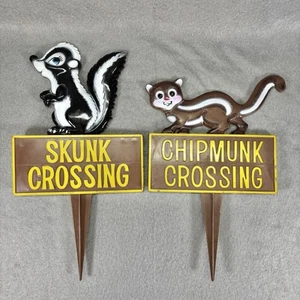 Insegna vintage anni 70 Skunk Chipmunk Crossing MCM decorazione giardino palo arte linea MCM decor - Foto 1 di 10