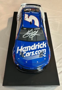 Kyle Larson Signed HendrickCars.com 2024 Camaro ZL1 1:24 Scale Die-Cast Car (PA) - Picture 1 of 9