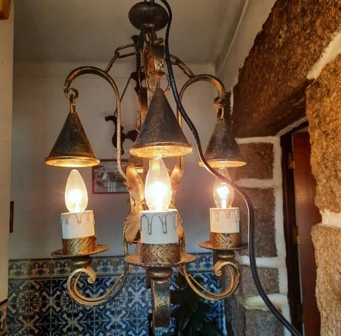 Antique chandelier in wrought iron and brass. Ceiling chandelier with 4 lights Cover