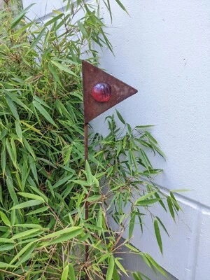 Edelrost Gartenstecker Beetstecker aus Metall Rost Glaskugel rot B11 H115cm - Bild 1 von 3