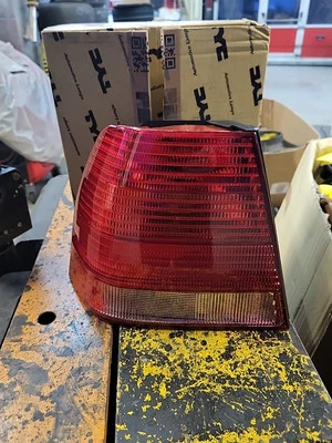 FANALE POSTERIORE SINISTRO PER VW BORA BERLINE 09.1998- 12.2004 TYC 11-5948-11-2 - Imagen 1 de 4