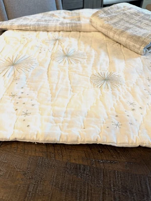 **CUNA ACOLCHADA CON FALDA DE CUNA**NUEVA SIN ETIQUETAS**INCLUYE UN PANEL DE CORTINA Foto 1 de 4