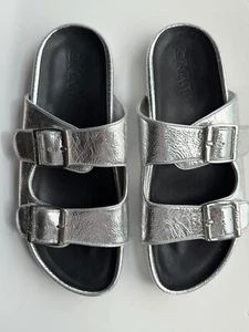 Sandali cursori DKNY argento due barre con fibbia UK7M EUR40 *VGC* - Foto 1 di 6