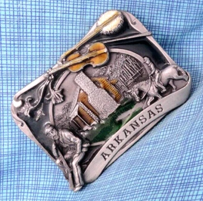 Fivela de cinto Arkansas Frontiersman madeira cabine música cavalos vintage anos 80 Siskiyou.QRT248 - Imagem 1 de 4