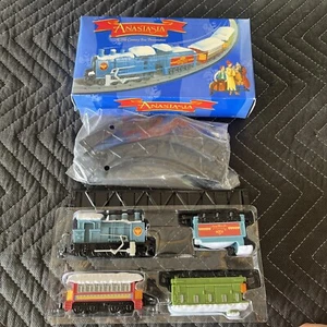 Disney Anastasia Spielzeug 4 Autos Zug und Eisenbahn Schienen Batterie nicht enthalten - Bild 1 von 3