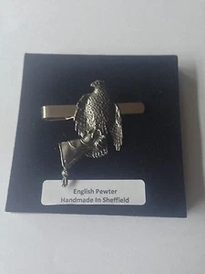 B31 Falke am Handschuh englisches Zinn Emblem an einer Krawattenklammer (Folie) - Bild 1 von 1