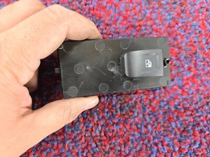 GMC YUKON DENALI XL 15-20 OEM FRONT RIGHT PASSENGER DOOR WINDOW SWITCH BUTTON - Picture 1 of 2