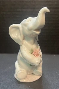 Vintage Lladro #6462 "Lucky in Love" Cute Little Elephant Holding Flowers 1997 - Picture 1 of 5