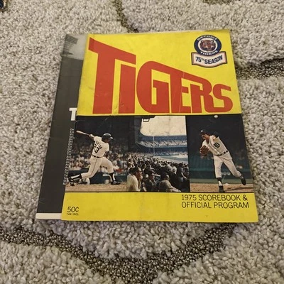 DETROIT TIGERS 1975 SCOREBOOK & PROGRAM AUTOGRAPHED BY GEORGE KELL MICKEY LOLICH - Image 1 of 3