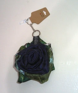 Handgefertigter Schlüsselanhänger Upcycling Krawatte Rose grün Satin Blume Handtasche Anhänger einzigartiges Geschenk - Bild 1 von 4