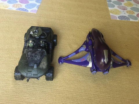 Halo Banshee & Warthog figures Cover