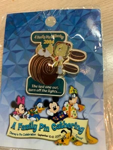 2005 Disney WDW Family Pin Gathering Jiminy Cricket Last One Out Pin LE 1000 - Picture 1 of 3