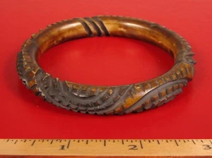 VINTAGE CLASSY CARVED BAKELITE ?? TRIBAL GATOR BANGLE BRACELET !! - Picture 1 of 1