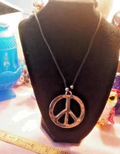 Collar símbolo paz, sobre cordón negro, 2,75 pulgadas de ancho, cordón mide 24 pulgadas - Imagen 1 de 3