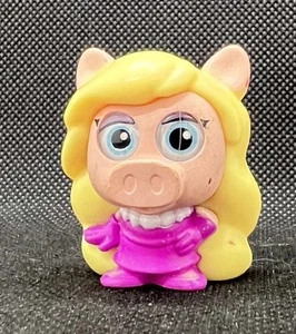 Disney Doorables Miss Piggy Figura Muppets Coleccionable Vestido Rosa - Imagen 1 de 2